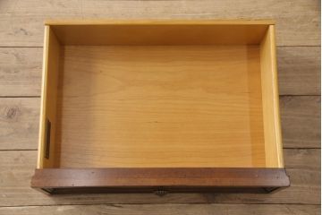 希少 中古 DREXEL HERITAGE(ドレクセルヘリテイジ) クラシカルなデザインが魅力的なドレッサー(サイドキャビネット、鏡台、化粧台、サイドボード、サイドチェスト、引き出し)(R-055459)