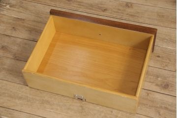 希少 中古 DREXEL HERITAGE(ドレクセルヘリテイジ) クラシカルなデザインが魅力的なドレッサー(サイドキャビネット、鏡台、化粧台、サイドボード、サイドチェスト、引き出し)(R-055459)