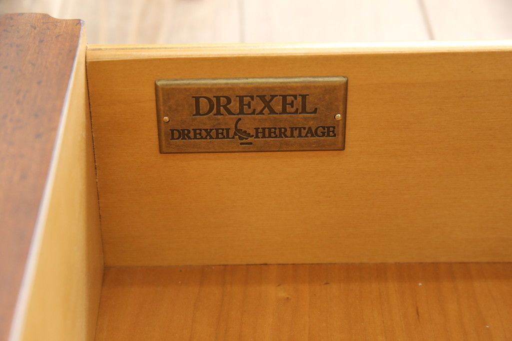希少 中古 DREXEL HERITAGE(ドレクセルヘリテイジ) クラシカルなデザインが魅力的なドレッサー(サイドキャビネット、鏡台、化粧台、サイドボード、サイドチェスト、引き出し)(R-055459)