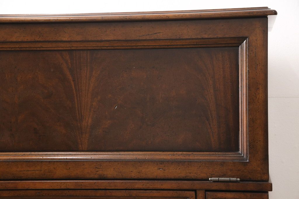 希少 中古 DREXEL HERITAGE(ドレクセルヘリテイジ) クラシカルなデザインが魅力的なドレッサー(サイドキャビネット、鏡台、化粧台、サイドボード、サイドチェスト、引き出し)(R-055459)