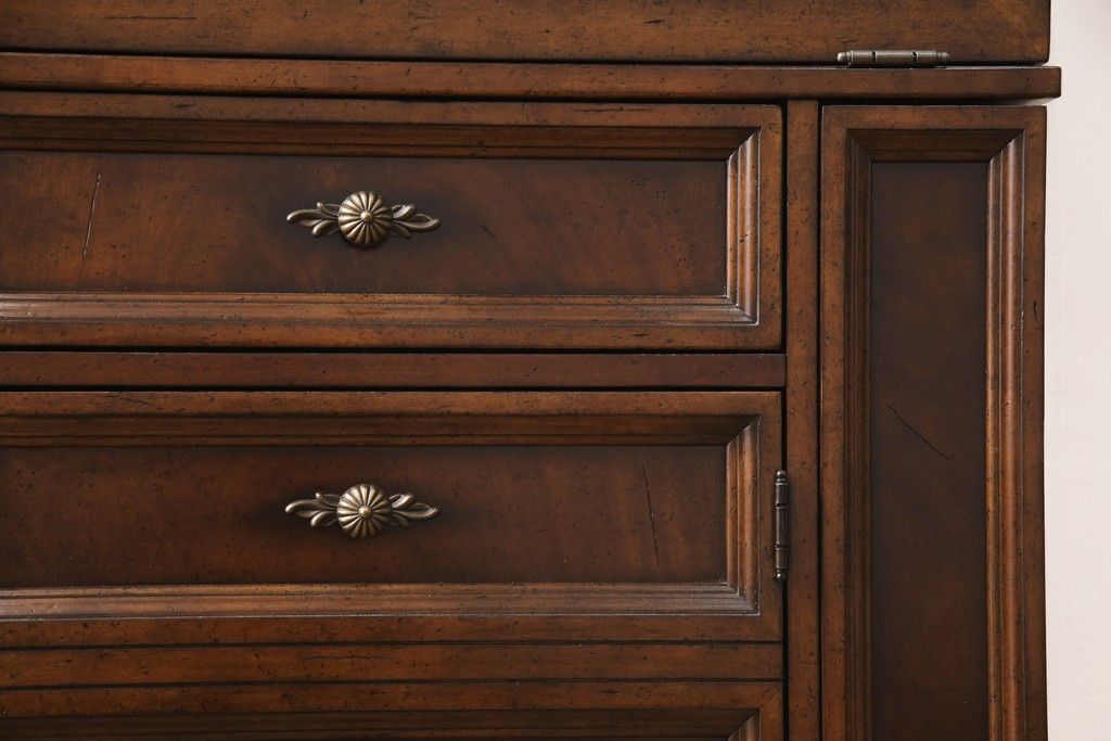 希少 中古 DREXEL HERITAGE(ドレクセルヘリテイジ) クラシカルなデザインが魅力的なドレッサー(サイドキャビネット、鏡台、化粧台、サイドボード、サイドチェスト、引き出し)(R-055459)