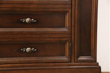 希少　中古　DREXEL HERITAGE(ドレクセルヘリテイジ)　クラシカルなデザインが魅力的なドレッサー(サイドキャビネット、鏡台、化粧台、サイドボード、サイドチェスト、引き出し)(R-055459)