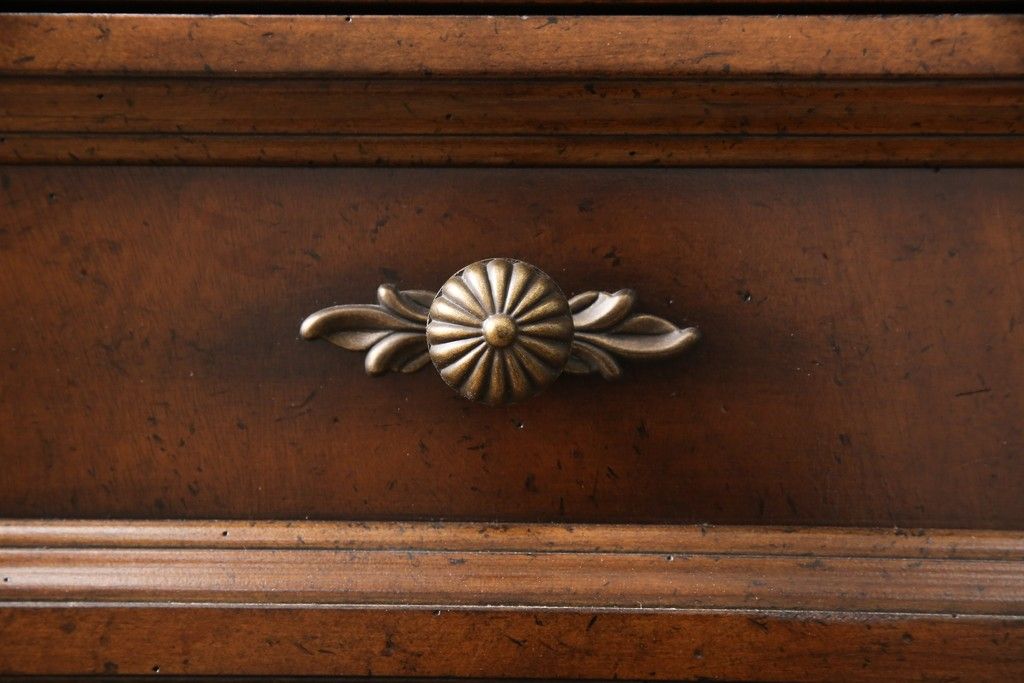 希少 中古 DREXEL HERITAGE(ドレクセルヘリテイジ) クラシカルなデザインが魅力的なドレッサー(サイドキャビネット、鏡台、化粧台、サイドボード、サイドチェスト、引き出し)(R-055459)