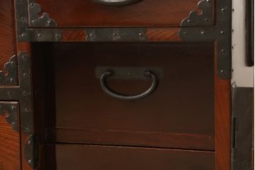 和製アンティーク　美品　前面ケヤキ材　漆の綺麗なアイアンスタンド付き時代箪笥(ローボード、ローチェスト、収納箪笥、引き出し、鉄脚)(R-055460)