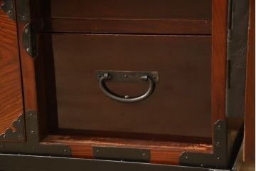 和製アンティーク　美品　前面ケヤキ材　漆の綺麗なアイアンスタンド付き時代箪笥(ローボード、ローチェスト、収納箪笥、引き出し、鉄脚)(R-055460)