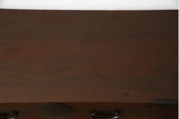 和製アンティーク　美品　前面ケヤキ材　漆の綺麗なアイアンスタンド付き時代箪笥(ローボード、ローチェスト、収納箪笥、引き出し、鉄脚)(R-055460)