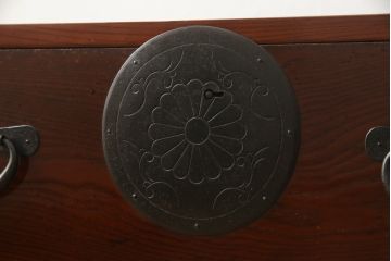 和製アンティーク　美品　前面ケヤキ材　漆の綺麗なアイアンスタンド付き時代箪笥(ローボード、ローチェスト、収納箪笥、引き出し、鉄脚)(R-055460)