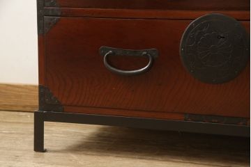和製アンティーク　美品　前面ケヤキ材　漆の綺麗なアイアンスタンド付き時代箪笥(ローボード、ローチェスト、収納箪笥、引き出し、鉄脚)(R-055460)