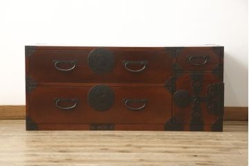 和製アンティーク　美品　前面ケヤキ材　漆の綺麗なアイアンスタンド付き時代箪笥(ローボード、ローチェスト、収納箪笥、引き出し、鉄脚)(R-055460)