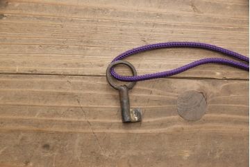 和製アンティーク　美品　前面ケヤキ材　漆の綺麗なアイアンスタンド付き時代箪笥(ローボード、ローチェスト、収納箪笥、引き出し、鉄脚)(R-055460)