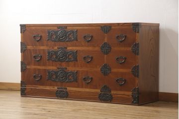 中古　美品　岩谷堂箪笥　立派な牡丹紋様金具が目を引く箪笥サイドボード(サイドチェスト、引き出し、タンス、衣装箪笥、収納箪笥)(R-055465)