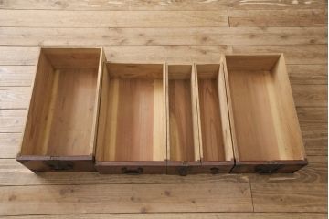 和製アンティーク　上手物　前面ケヤキ玉杢　立派な金具が目を引く仙台箪笥(時代箪笥、衣装箪笥、引き出し、和タンス)(R-055467)