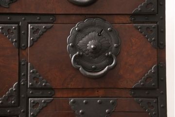 和製アンティーク　上手物　前面ケヤキ玉杢　立派な金具が目を引く仙台箪笥(時代箪笥、衣装箪笥、引き出し、和タンス)(R-055467)