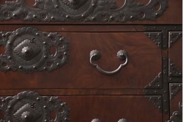 和製アンティーク　上手物　前面ケヤキ玉杢　立派な金具が目を引く仙台箪笥(時代箪笥、衣装箪笥、引き出し、和タンス)(R-055467)