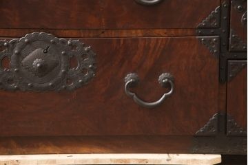 和製アンティーク　上手物　前面ケヤキ玉杢　立派な金具が目を引く仙台箪笥(時代箪笥、衣装箪笥、引き出し、和タンス)(R-055467)