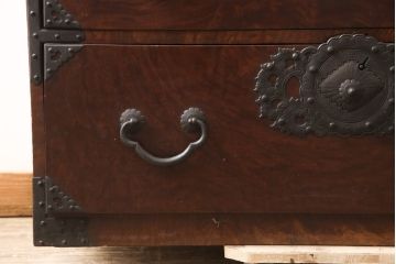 和製アンティーク　上手物　前面ケヤキ玉杢　立派な金具が目を引く仙台箪笥(時代箪笥、衣装箪笥、引き出し、和タンス)(R-055467)