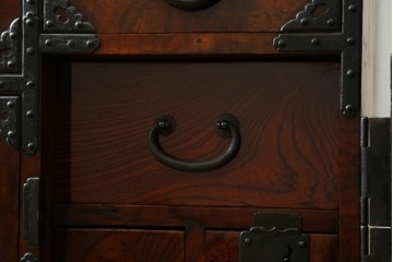 和製アンティーク　上手物　前面欅(ケヤキ)材　玉杢　立派な金具が目を引く仙台箪笥　(R-055467)