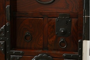 和製アンティーク　上手物　前面欅(ケヤキ)材　玉杢　立派な金具が目を引く仙台箪笥　(R-055467)