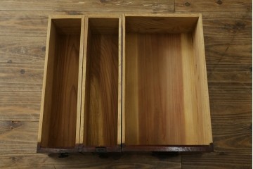 和製アンティーク　上手物　前面欅(ケヤキ)材　玉杢　立派な金具が目を引く仙台箪笥　(R-055467)