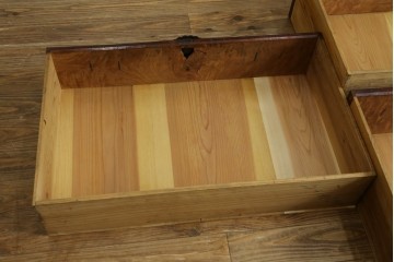 和製アンティーク　上手物　前面欅(ケヤキ)材　玉杢　立派な金具が目を引く仙台箪笥　(R-055467)