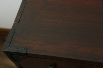和製アンティーク　上手物　前面欅(ケヤキ)材　玉杢　立派な金具が目を引く仙台箪笥　(R-055467)