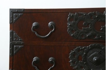 和製アンティーク　上手物　前面欅(ケヤキ)材　玉杢　立派な金具が目を引く仙台箪笥　(R-055467)