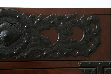 和製アンティーク　上手物　前面欅(ケヤキ)材　玉杢　立派な金具が目を引く仙台箪笥　(R-055467)