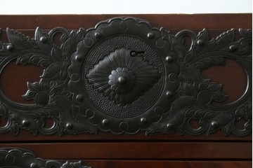 和製アンティーク　上手物　前面欅(ケヤキ)材　玉杢　立派な金具が目を引く仙台箪笥　(R-055467)