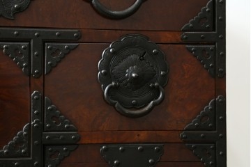 和製アンティーク　上手物　前面欅(ケヤキ)材　玉杢　立派な金具が目を引く仙台箪笥　(R-055467)