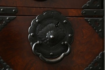 和製アンティーク　上手物　前面欅(ケヤキ)材　玉杢　立派な金具が目を引く仙台箪笥　(R-055467)