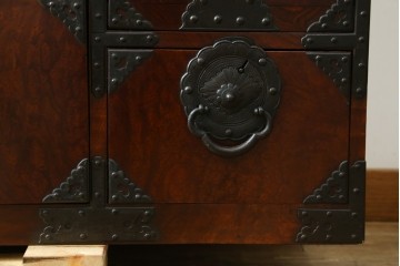 和製アンティーク　上手物　前面欅(ケヤキ)材　玉杢　立派な金具が目を引く仙台箪笥　(R-055467)