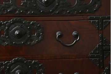 和製アンティーク　上手物　前面欅(ケヤキ)材　玉杢　立派な金具が目を引く仙台箪笥　(R-055467)