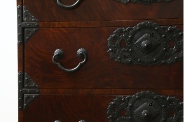 和製アンティーク　上手物　前面欅(ケヤキ)材　玉杢　立派な金具が目を引く仙台箪笥　(R-055467)