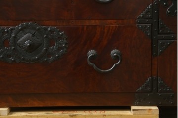 和製アンティーク　上手物　前面欅(ケヤキ)材　玉杢　立派な金具が目を引く仙台箪笥　(R-055467)