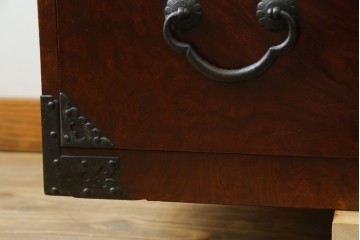 和製アンティーク　上手物　前面欅(ケヤキ)材　玉杢　立派な金具が目を引く仙台箪笥　(R-055467)