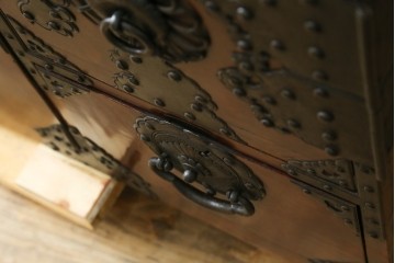 和製アンティーク　上手物　前面欅(ケヤキ)材　玉杢　立派な金具が目を引く仙台箪笥　(R-055467)