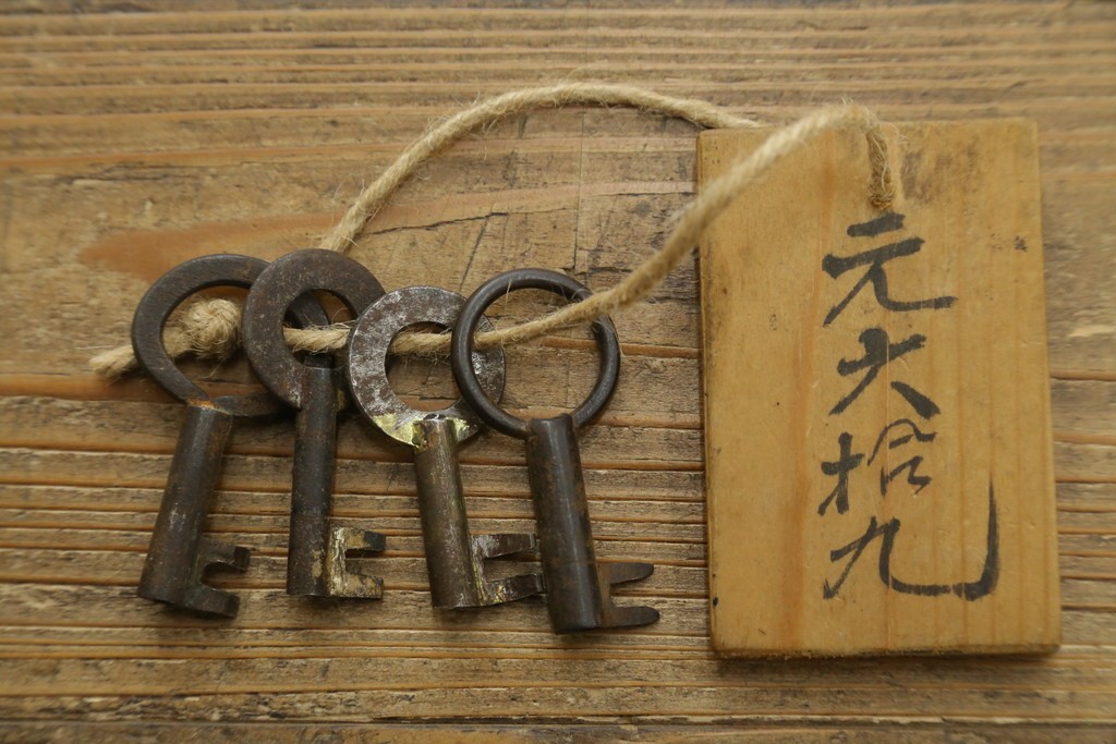 和製アンティーク　上手物　前面欅(ケヤキ)材　玉杢　立派な金具が目を引く仙台箪笥　(R-055467)