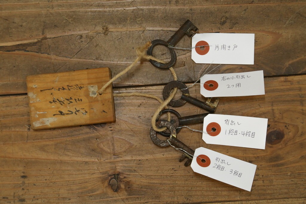 和製アンティーク　上手物　前面欅(ケヤキ)材　玉杢　立派な金具が目を引く仙台箪笥　(R-055467)