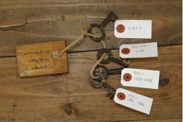 和製アンティーク　上手物　前面欅(ケヤキ)材　玉杢　立派な金具が目を引く仙台箪笥　(R-055467)