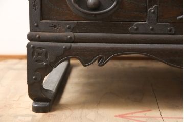 ビンテージ家具　李朝デザイン　韓国　凝ったつくりの金具が魅力!アジアンスタイルの空間づくりに活躍する李朝箪笥(時代箪笥、アンティーク箪笥、サイドキャビネット、ヴィンテージ)(R-055471)