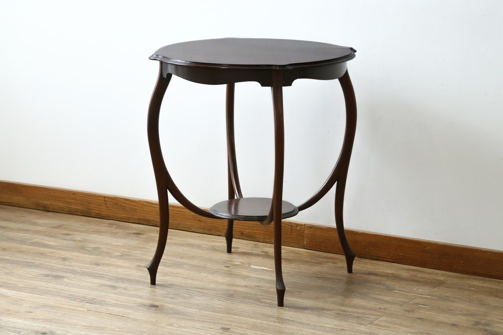 アンティーク家具　イギリスアンティーク　ウォールナット材　柔らかな曲線の脚が優しい雰囲気を醸し出すコーヒーテーブル　(R-055472)