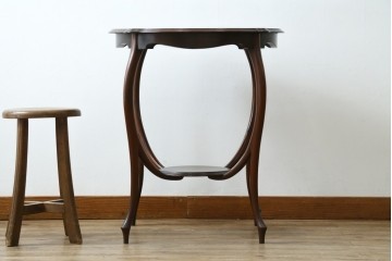 アンティーク家具　イギリスアンティーク　ウォールナット材　柔らかな曲線の脚が優しい雰囲気を醸し出すコーヒーテーブル　(R-055472)