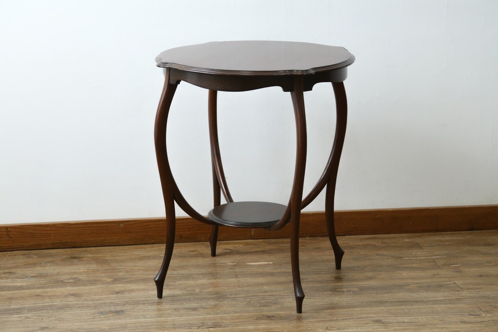 アンティーク家具　イギリスアンティーク　ウォールナット材　柔らかな曲線の脚が優しい雰囲気を醸し出すコーヒーテーブル　(R-055472)