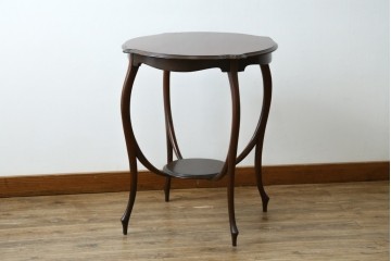 アンティーク家具　イギリスアンティーク　ウォールナット材　柔らかな曲線の脚が優しい雰囲気を醸し出すコーヒーテーブル　(R-055472)