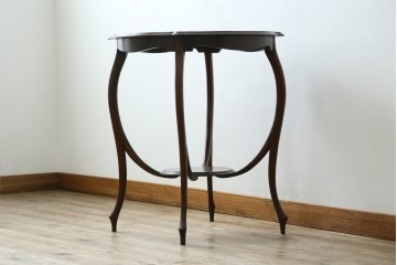 アンティーク家具　イギリスアンティーク　ウォールナット材　柔らかな曲線の脚が優しい雰囲気を醸し出すコーヒーテーブル　(R-055472)