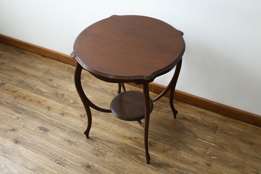 アンティーク家具　イギリスアンティーク　ウォールナット材　柔らかな曲線の脚が優しい雰囲気を醸し出すコーヒーテーブル　(R-055472)