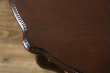 アンティーク家具　イギリスアンティーク　ウォールナット材　柔らかな曲線の脚が優しい雰囲気を醸し出すコーヒーテーブル　(R-055472)