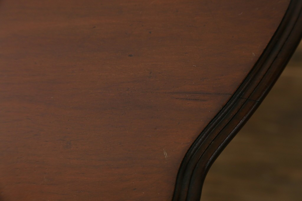 アンティーク家具　イギリスアンティーク　ウォールナット材　柔らかな曲線の脚が優しい雰囲気を醸し出すコーヒーテーブル　(R-055472)