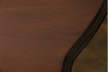 アンティーク家具　イギリスアンティーク　ウォールナット材　柔らかな曲線の脚が優しい雰囲気を醸し出すコーヒーテーブル　(R-055472)