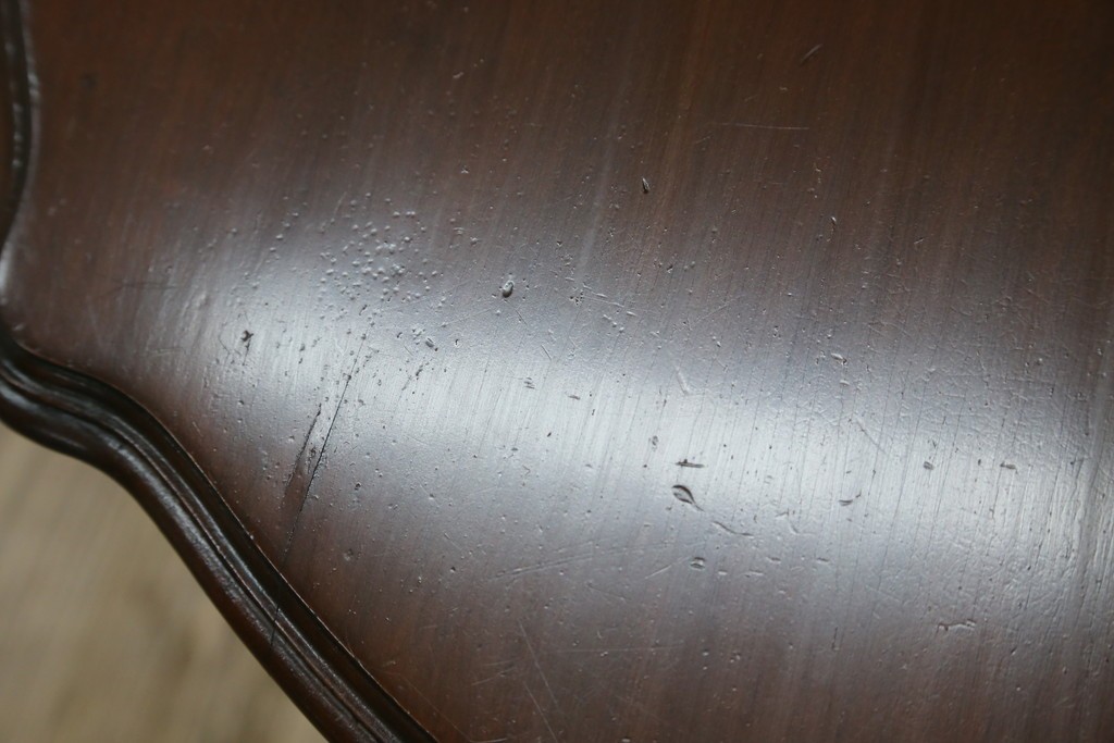 アンティーク家具　イギリスアンティーク　ウォールナット材　柔らかな曲線の脚が優しい雰囲気を醸し出すコーヒーテーブル　(R-055472)